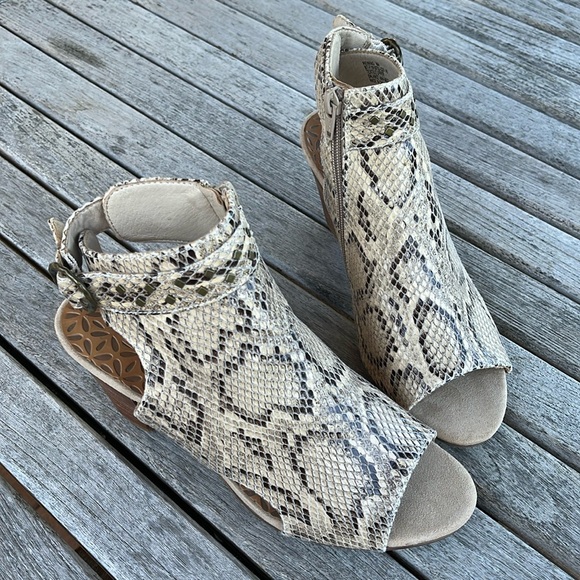 NWOT BareTraps Reining Faux Snakeskin Bootie Sandals Women’s size 8 - Picture 3 of 16